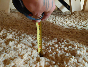 Zateplení stropu dřevostavby rodinného domu pomocí foukané izolace